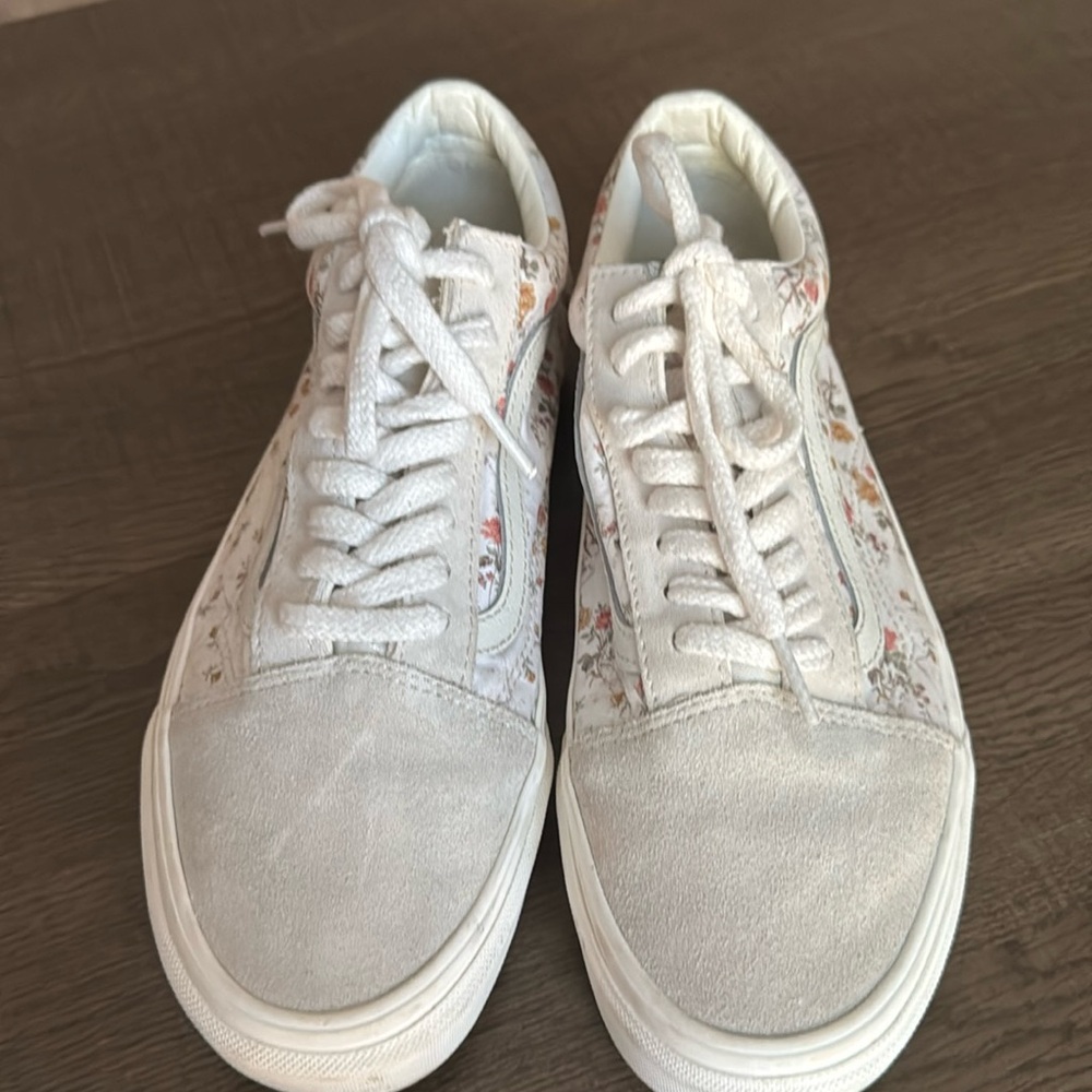 Cute light floral OG Vans size 9.5